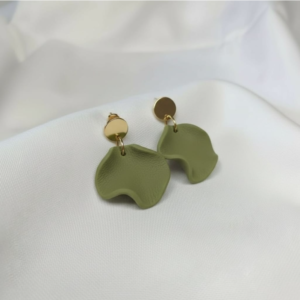 Pendientes de colgante dorado color oliva.